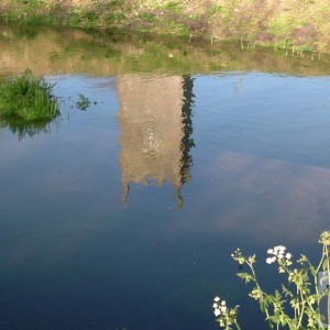 Which church does this water reflect?