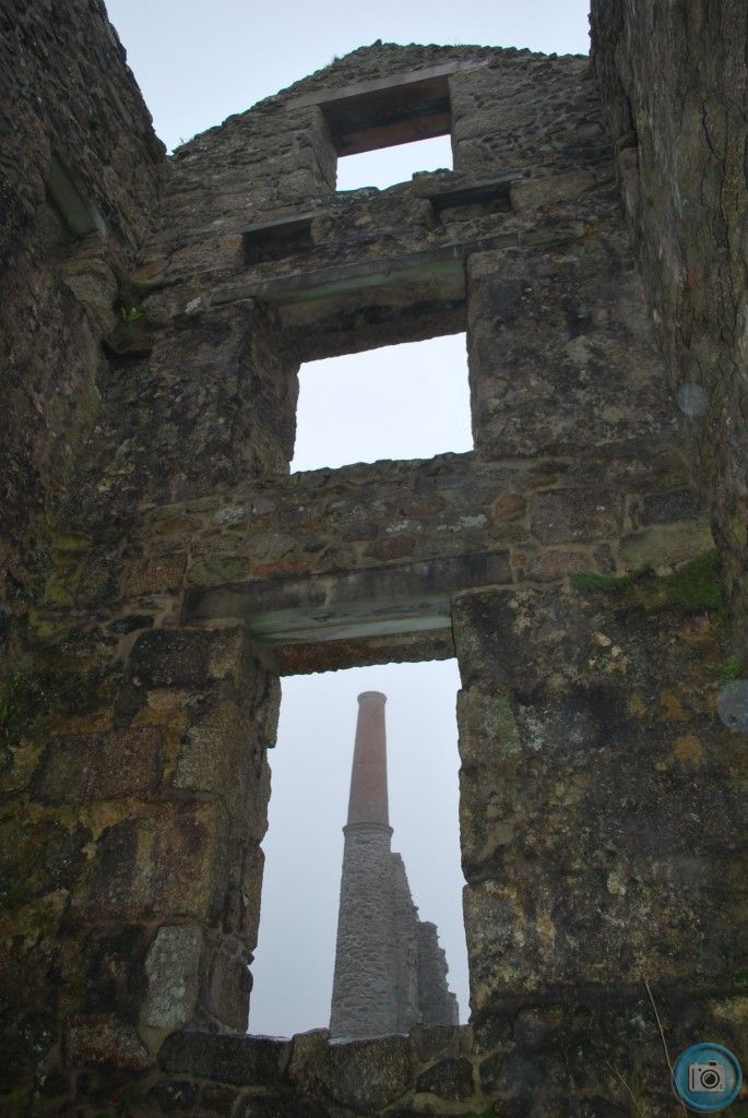 Tin mine - Engine house on road to Zennor